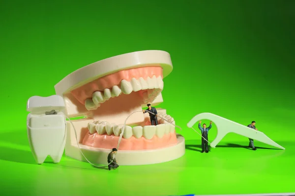 Miniatuur werknemers tandheelkundige ingrepen uitvoeren. Dental Office Ar — Stockfoto