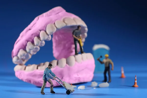 Miniatuur werknemers tandheelkundige ingrepen uitvoeren. Dental Office Ar — Stockfoto
