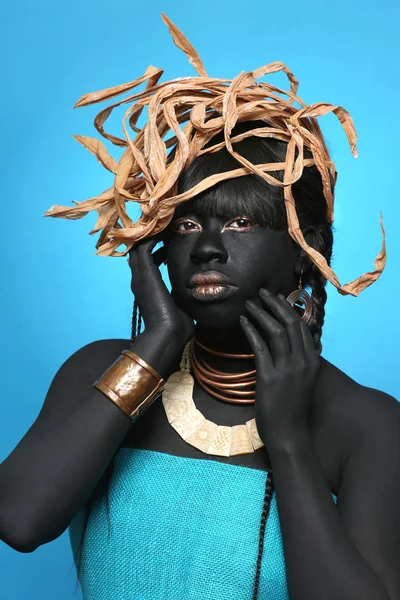 Afro Americano Donna Indossa Tribale Ispirato Moda — Foto Stock