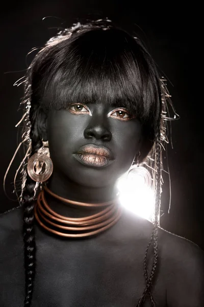 Femme Afro Américaine Portant Tribal Mode Inspirée — Photo
