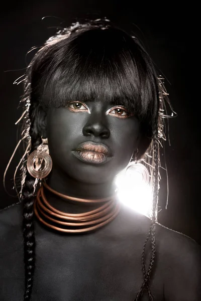 Afrikanische Amerikanerin Trägt Von Stämmen Inspirierte Mode — Stockfoto