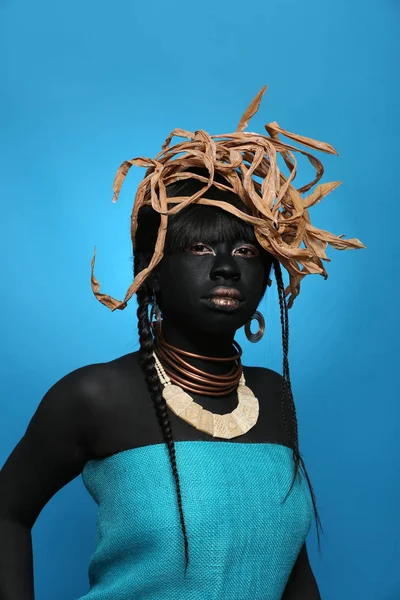Afrikanische Amerikanerin Trägt Von Stämmen Inspirierte Mode — Stockfoto