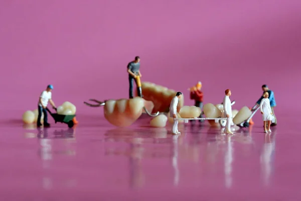 Trabajadores en miniatura realizando procedimientos dentales. Odontología Ar —  Fotos de Stock