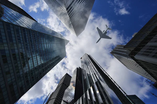 Airplane in New York City Between Buildings — Stock Photo, Image