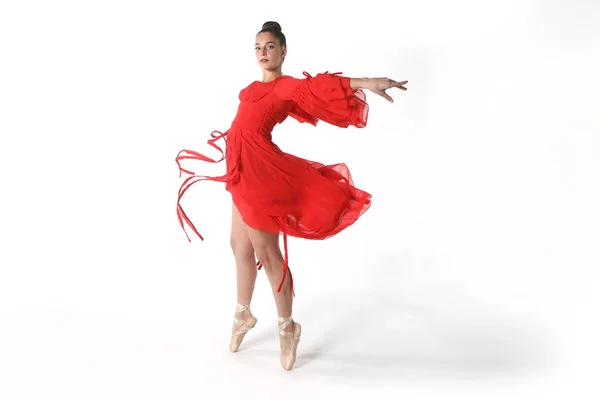 Ταλαντούχα χορεύτρια μπαλέτου στο Studio σε λευκό φόντο — Φωτογραφία Αρχείου