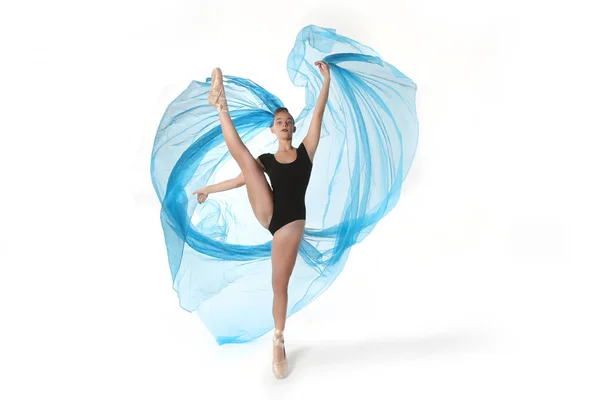 Talentosa bailarina de ballet en estudio sobre fondo blanco —  Fotos de Stock