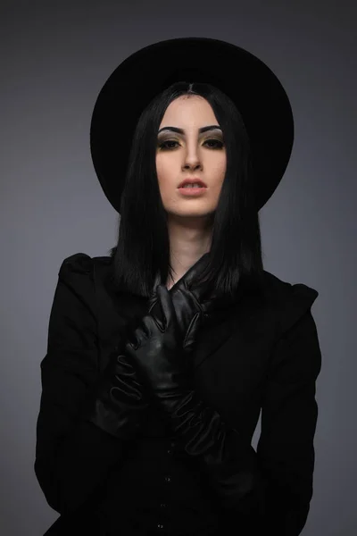 Beautiful High Fashion Model Wearing Black Hte and Leather Glove — Stock Photo, Image