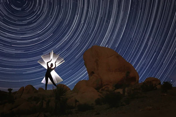 Güzel Model Kuzey yıldızı parkurları Jo ile ışık tüp ile yaktı — Stok fotoğraf