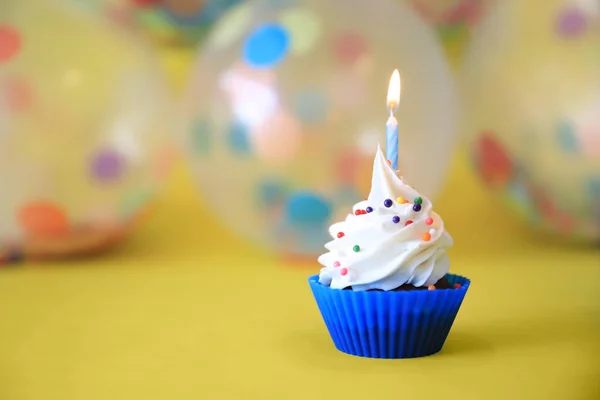 Feliz Aniversário Cupcakes Com Velas — Fotografia de Stock