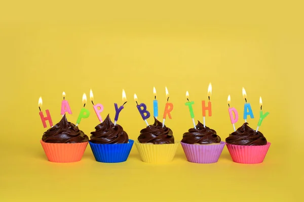 Feliz Aniversário Cupcakes Com Velas — Fotografia de Stock