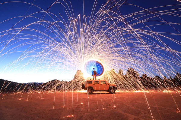 スチールウール照明と創造的な光の絵画 — ストック写真