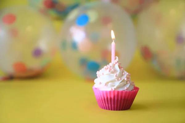 Feliz Aniversário Cupcakes Com Velas — Fotografia de Stock