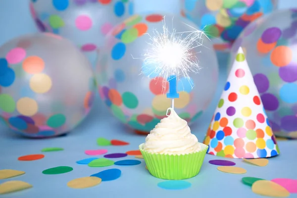 幸せな誕生日の蝋燭とカップケーキ — ストック写真