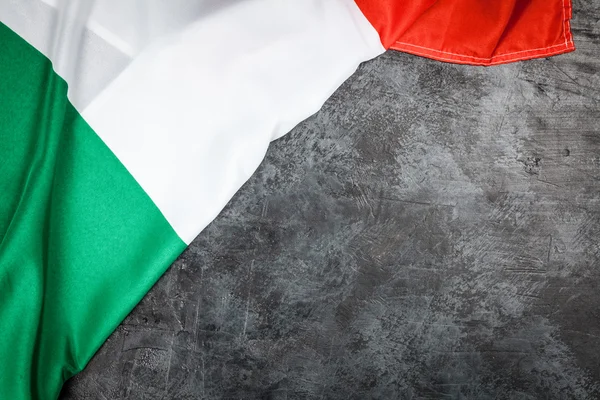 Italienische Flagge auf grauem Hintergrund — Stockfoto