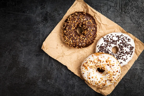 Smaczne pączki na ciemnym tle — Zdjęcie stockowe