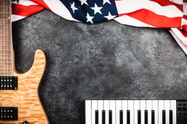 Elektro gitar gri arka plan üzerinde