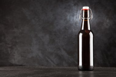 Koyu arkaplanda bira şişesi