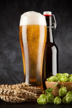 koyu arka plan üzerinde bira cam