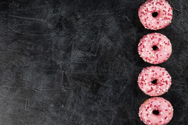 어두운 배경에 있는 맛있는 도넛 — 스톡 사진