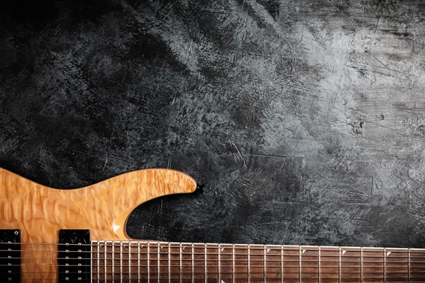 Elektrická kytara na šedém pozadí — Stock fotografie
