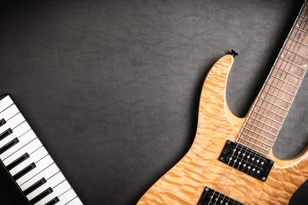 Guitarra eléctrica sobre fondo de cuero oscuro — Foto de Stock