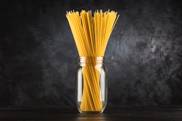 暗い背景に生スパゲッティ — ストック写真