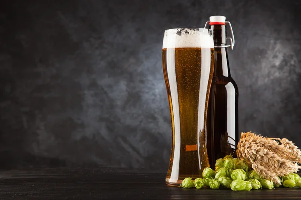 Bicchiere di birra su sfondo scuro — Foto Stock