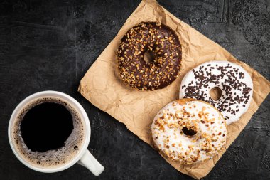 Koyu arkaplanda lezzetli çörekler