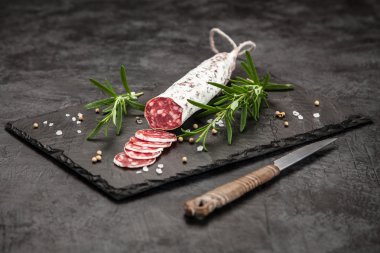 Salam koyu arka plan üzerinde