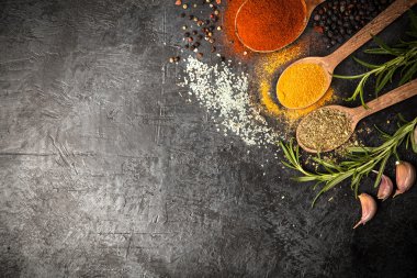 Koyu arka plan üzerine baharat