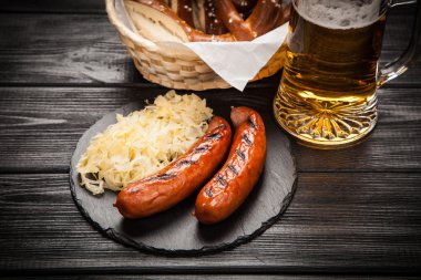 Çubuk kraker, bratwurst ve lahana turşusu