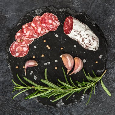 Salam koyu arka plan üzerinde