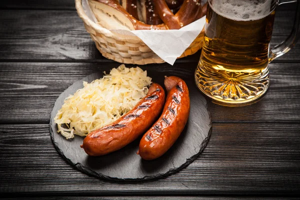 Pretzels, bratwurst dan sauerkraut — Stok Foto