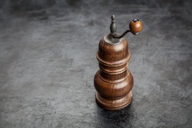 Karabiber öğütücüsü koyu arka plan üzerinde