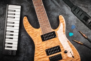 Elektro gitar gri arka plan üzerinde