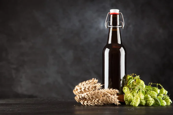 Koyu arkaplanda bira şişesi — Stok fotoğraf
