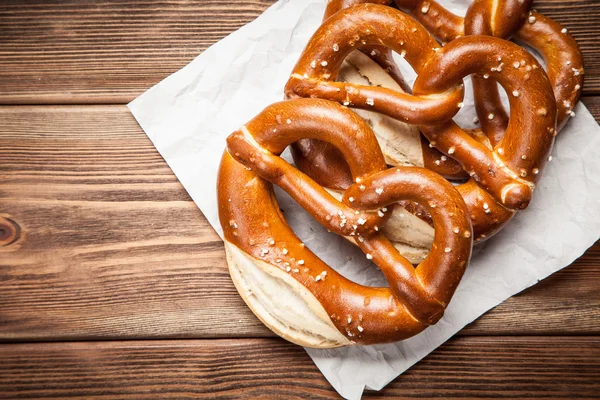 Pretzels na mesa de madeira — Fotografia de Stock