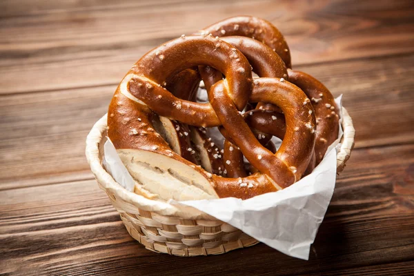 Pretzels sobre mesa de madera —  Fotos de Stock