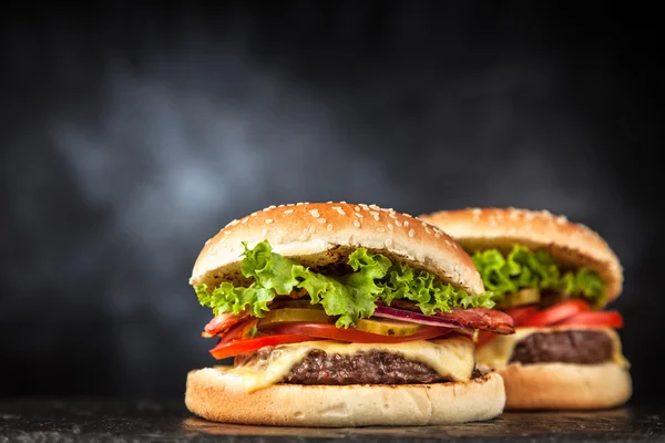 Deliciosa hamburguesa a la brasa — Foto de Stock