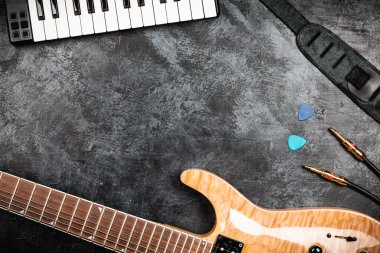 Elektro gitar gri arka plan üzerinde
