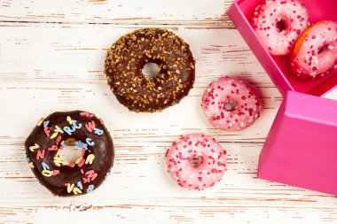 Beyaz ahşap zemin üzerinde lezzetli börekler