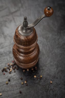 Karabiber öğütücüsü koyu arka plan üzerinde