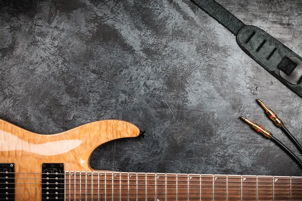 Guitarra elétrica em fundo cinza — Fotografia de Stock