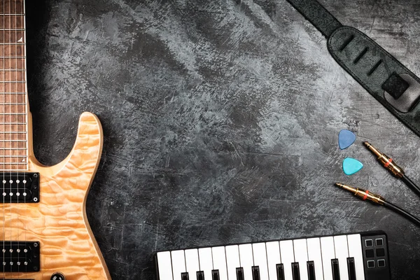 E-Gitarre auf grauem Hintergrund — Stockfoto