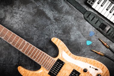 Elektro gitar gri arka plan üzerinde