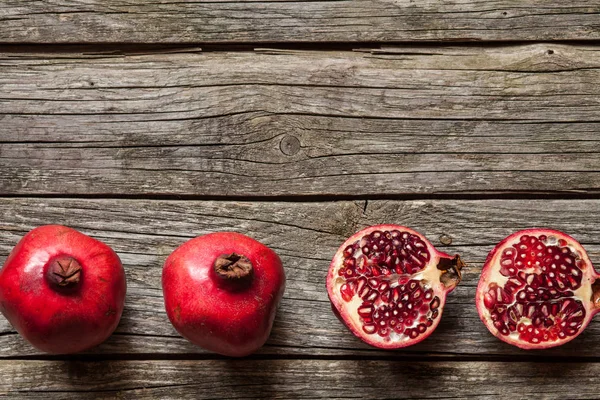 Granatäpfel auf Holztisch — Stockfoto