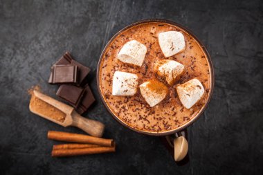 Bir fincan sıcak çikolata.