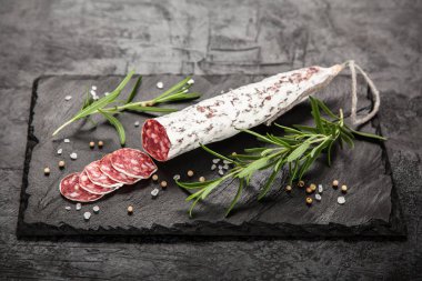 Salam koyu arka plan üzerinde