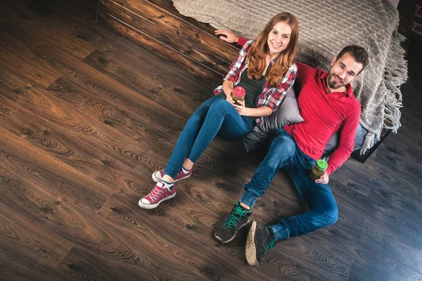 Jovem casal em casa — Fotografia de Stock