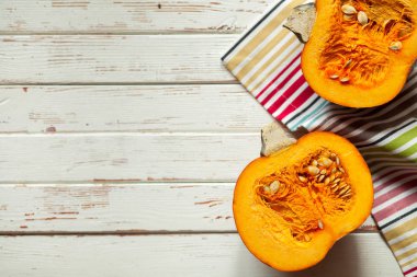 Bir masaya balkabağı kesmek